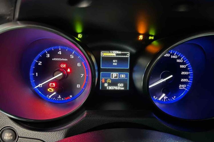 Used Subaru Outback 2015 2.5i Luxury Navigation Edition Odometer Close Up