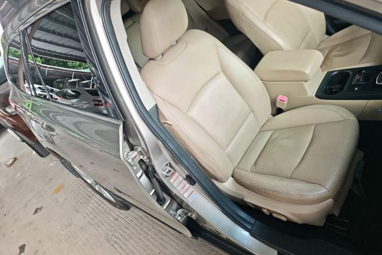 Used Subaru Outback 2015 2.5i Luxury Navigation Edition Right Front Seat