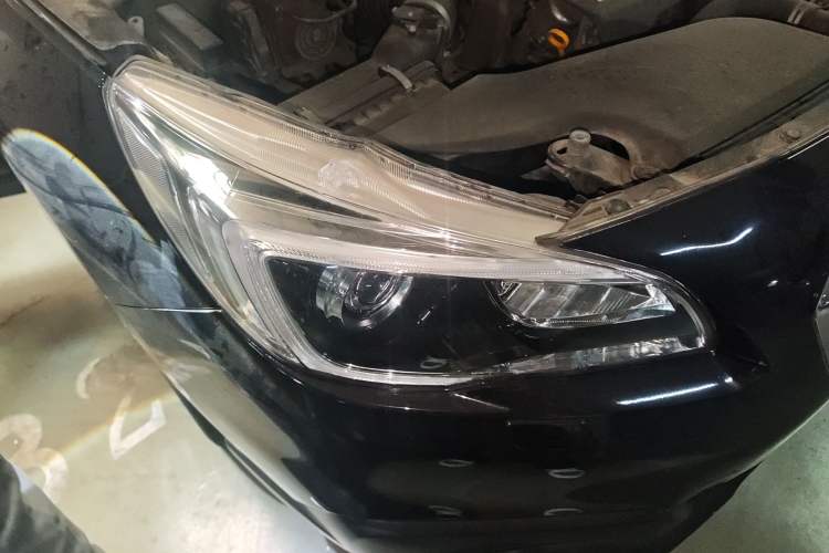 Used Subaru Outback 2016 2.5i Luxury Navigation Edition Right Front Headlight