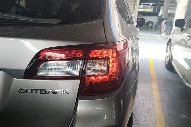 Used Subaru Outback 2016 2.5i Luxury Navigation Edition Right Rear Taillight