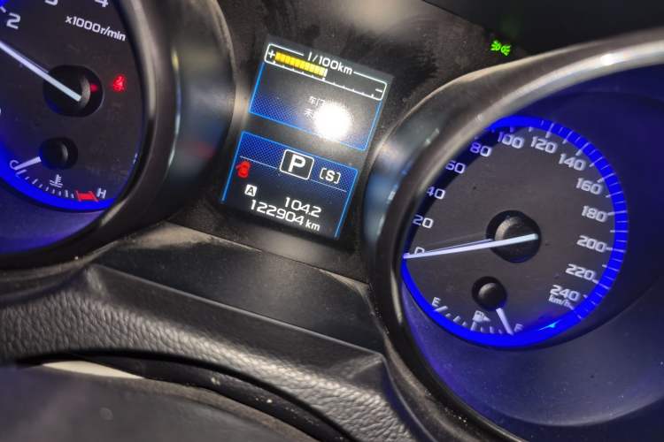Used Subaru Outback 2016 2.5i Luxury Navigation Edition Odometer Close Up