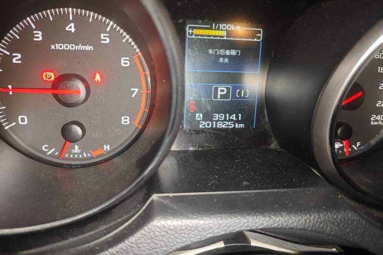 Used Subaru Outback 2016 2.5i Classic Edition Odometer Close Up