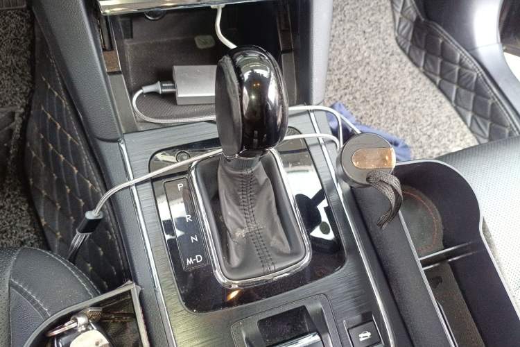 Used Subaru Outback 2017 2.5i Luxury Navigation Edition with EyeSight Gear Lever