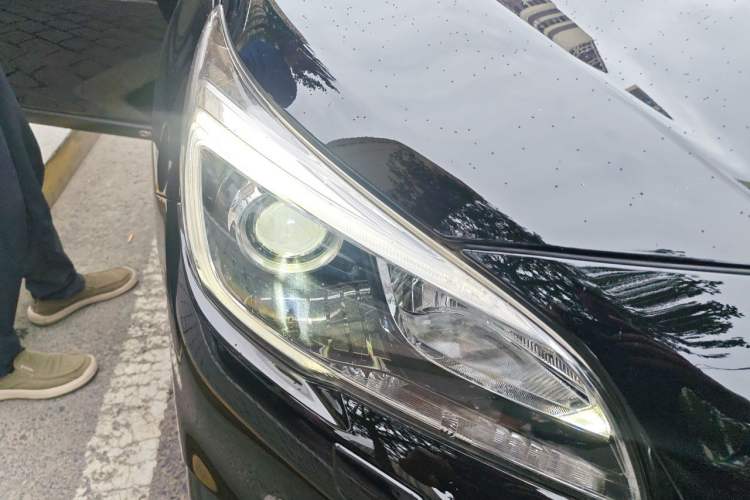 Used Subaru Outback 2017 2.5i Luxury Navigation Edition Right Front Headlight