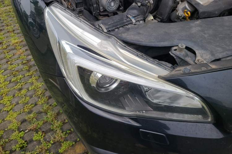 Used Subaru Outback 2017 2.5i Sport Navigation Edition with EyeSight Right Front Headlight