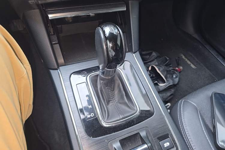 Used Subaru Outback 2017 2.5i Luxury Navigation Edition with EyeSight Gear Lever