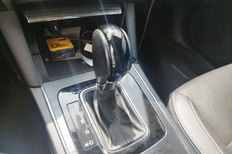 Used Subaru Outback 2017 2.5i Luxury Navigation Edition with EyeSight Gear Lever
