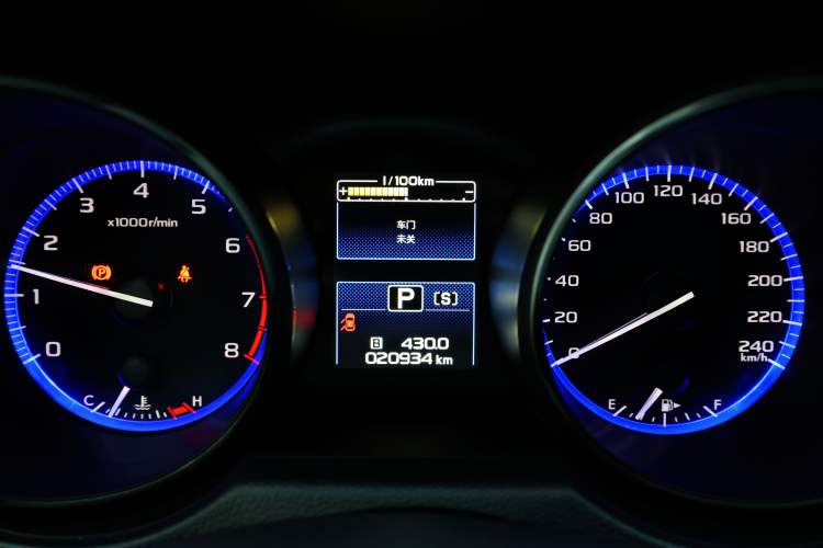 Used Subaru Outback 2017 2.5i Luxury Navigation Edition Odometer Close Up