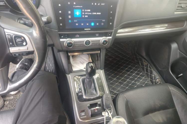 Used Subaru Outback 2017 2.5i Luxury Navigation Edition with EyeSight Gear Lever