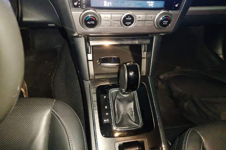 Used Subaru Outback 2017 2.5i Sport Navigation Edition with EyeSight Gear Lever