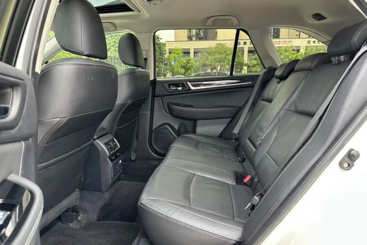 Used Subaru Outback 2017 2.5i Luxury Navigation Edition with EyeSight Interior 4