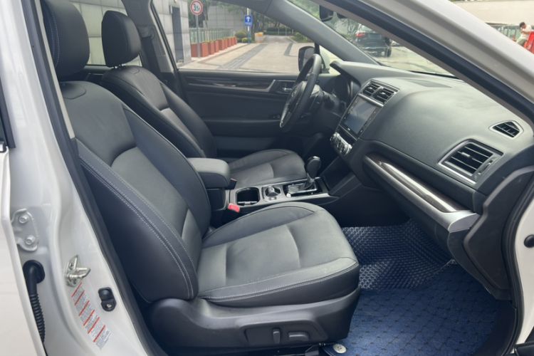 Used Subaru Outback 2017 2.5i Luxury Navigation Edition Interior 6