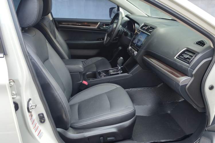 Used Subaru Outback 2017 2.5i Luxury Navigation Edition with EyeSight Interior 9