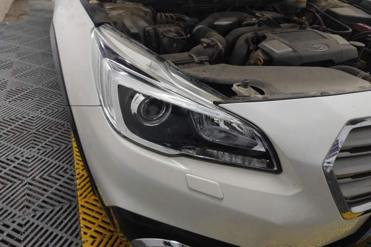 Used Subaru Outback 2017 2.5i Luxury Navigation Edition with EyeSight Right Front Headlight