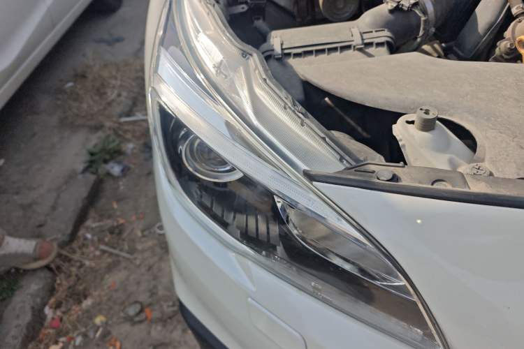 Used Subaru Outback 2017 2.5i Sport Navigation Edition with EyeSight Right Front Headlight