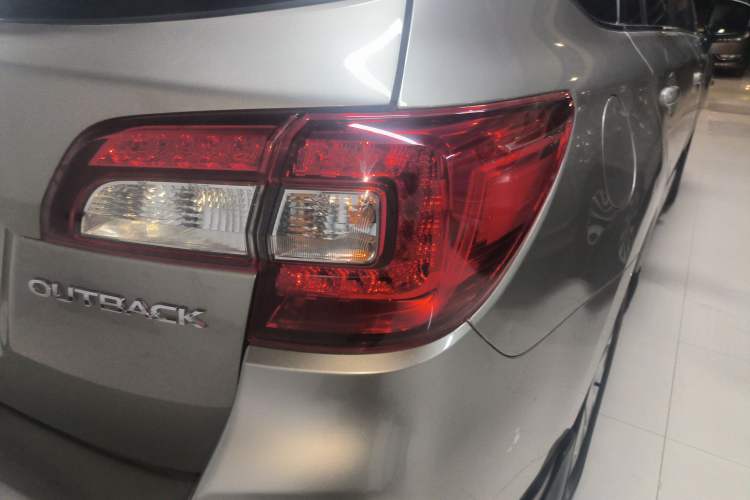 Used Subaru Outback 2017 2.5i Luxury Navigation Edition Right Rear Taillight
