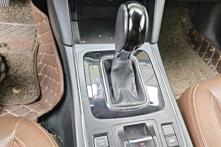 Used Subaru Outback 2018 2.5i Luxury Navigation Edition with EyeSight Gear Lever