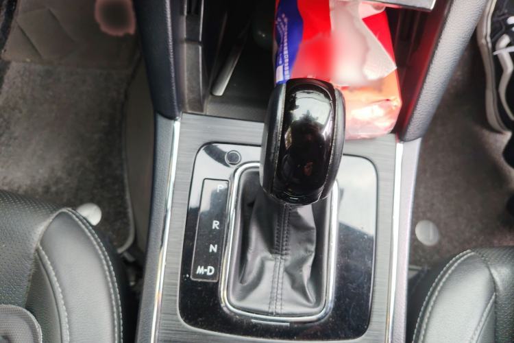 Used Subaru Outback 2018 2.5i Luxury Navigation Edition with EyeSight Gear Lever