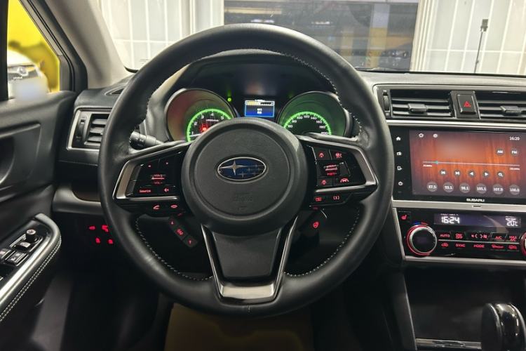 Used Subaru Outback 2018 2.5i Luxury Navigation Edition with EyeSight Interior 3