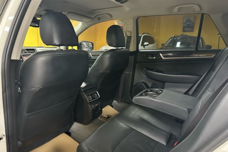 Used Subaru Outback 2018 2.5i Luxury Navigation Edition with EyeSight Interior 4