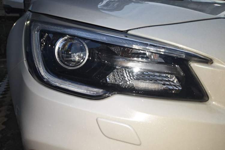 Used Subaru Outback 2018 2.5i Luxury Navigation Edition with EyeSight Right Front Headlight