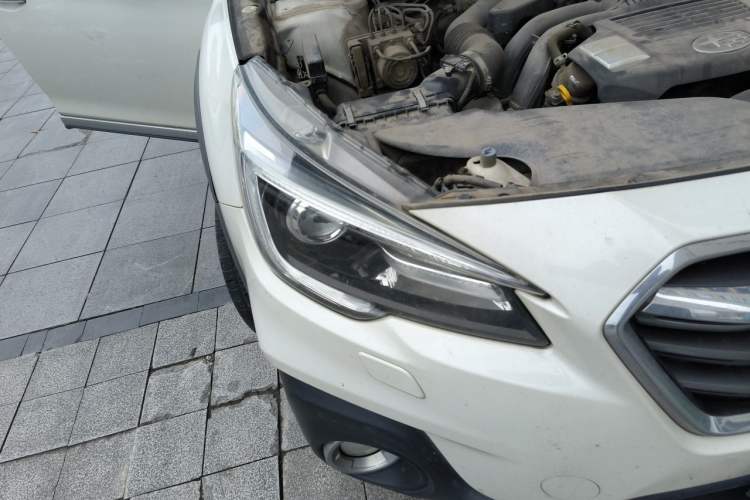 Used Subaru Outback 2018 2.5i Sport Navigation Edition with EyeSight Right Front Headlight