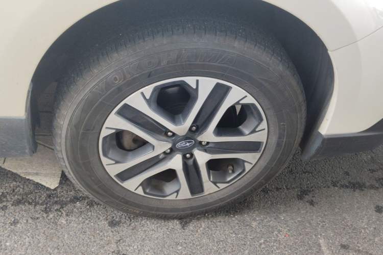 Used Subaru Outback 2018 2.5i Luxury Navigation Edition with EyeSight Right Front Wheel Hub