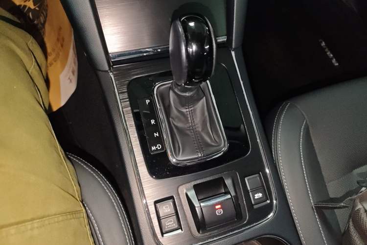 Used Subaru Outback 2018 2.5i Sport Navigation Edition with EyeSight Gear Lever