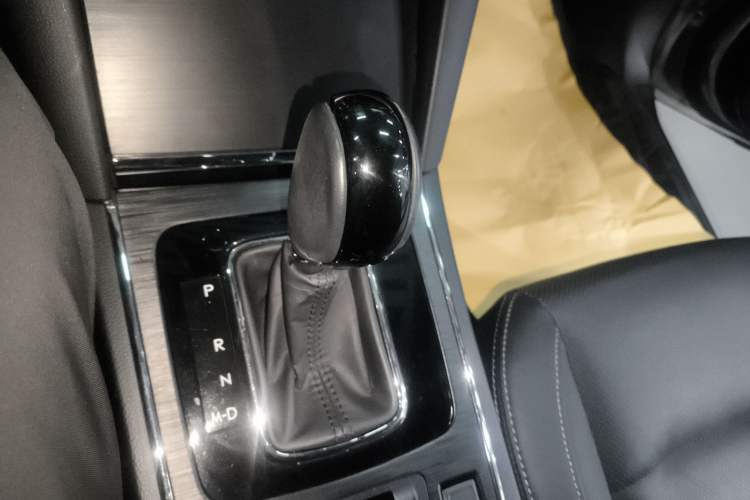 Used Subaru Outback 2018 2.5i Sport Navigation Edition with EyeSight Gear Lever