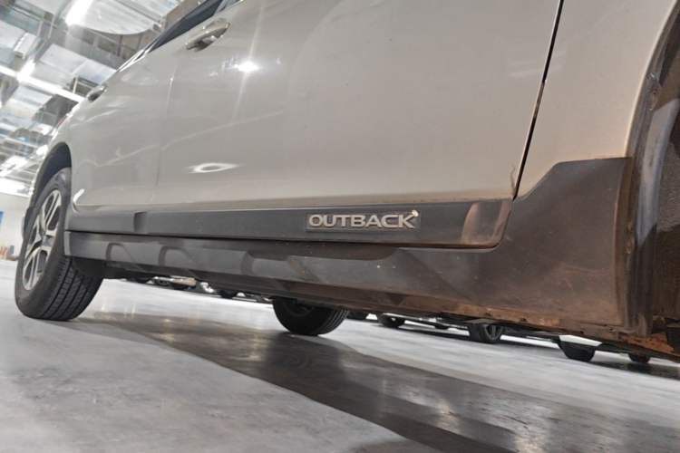 Used Subaru Outback 2019 2.5i Luxury Navigation Edition with EyeSight Right Side Sill