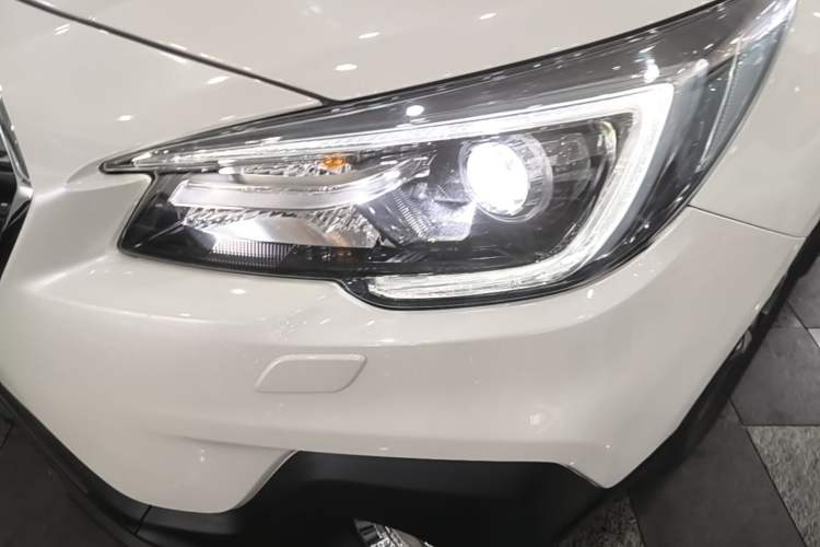 Used Subaru Outback 2019 2.5i Luxury Navigation Edition with EyeSight Left Front Headlight