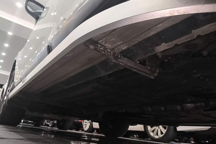 Used Subaru Outback 2019 2.5i Luxury Navigation Edition with EyeSight Left Side Sill