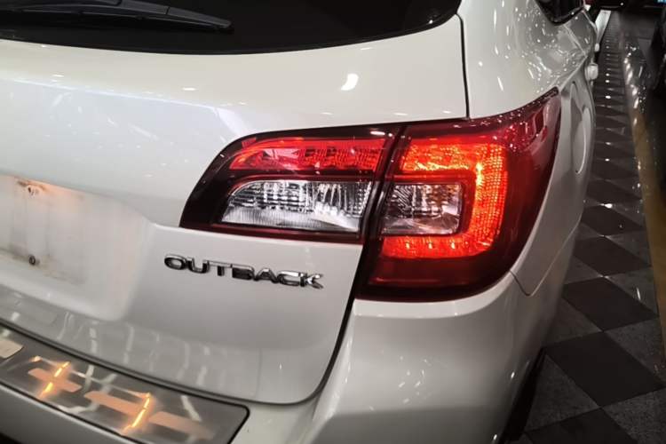 Used Subaru Outback 2019 2.5i Luxury Navigation Edition with EyeSight Right Rear Taillight