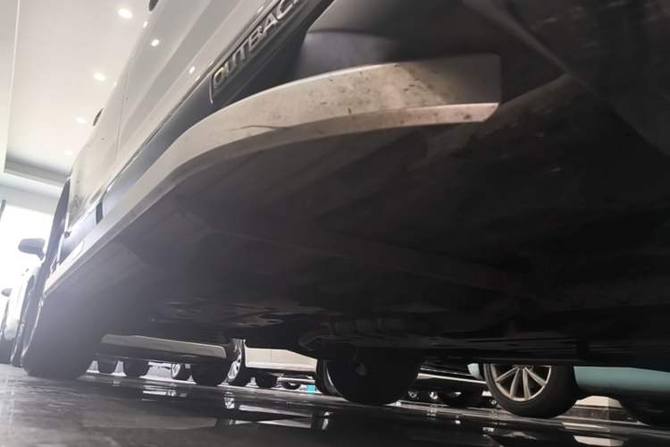 Used Subaru Outback 2019 2.5i Luxury Navigation Edition with EyeSight Right Side Sill