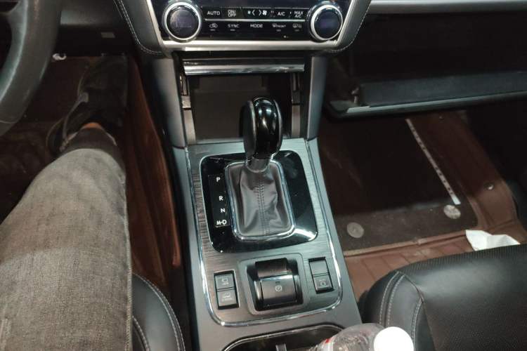 Used Subaru Outback 2020 2.5i Sport Navigation Edition with EyeSight Gear Lever