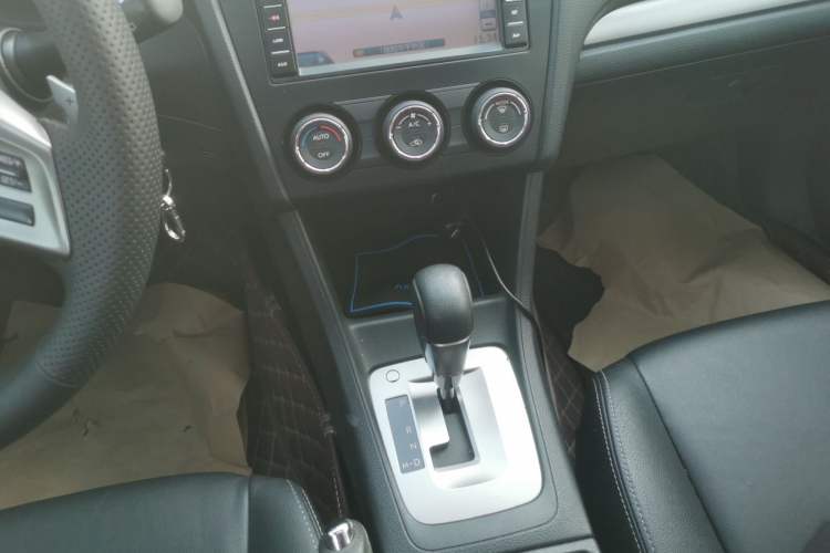 Used Subaru XV 2012 2.0i Elite Navigation Edition Gear Lever