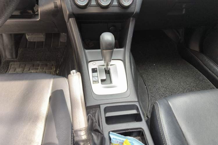 Used Subaru XV 2014 2.0i Elite Edition Gear Lever