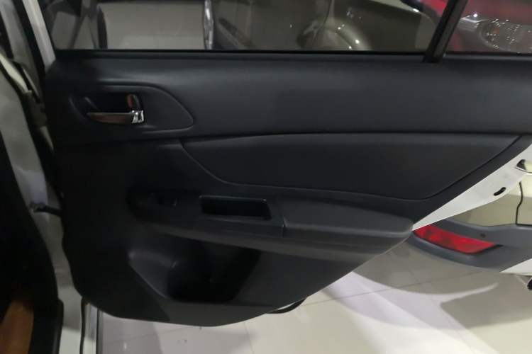 Used Subaru XV 2014 2.0i Comfort Edition Interior 6