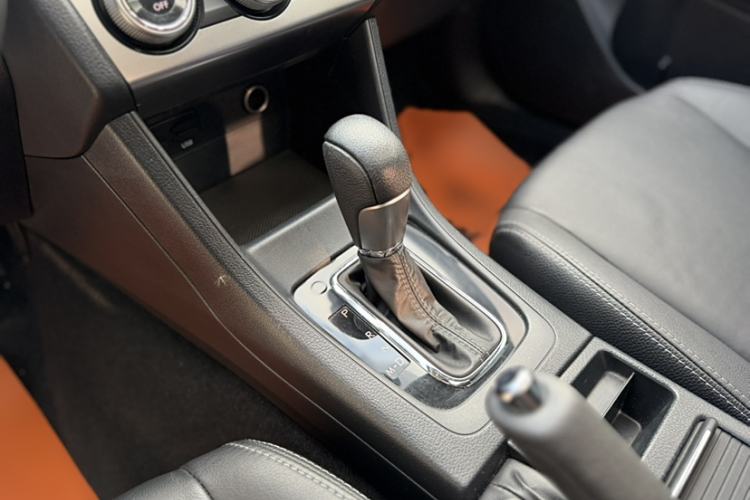Used Subaru XV 2015 2.0i Elite Edition Interior 2