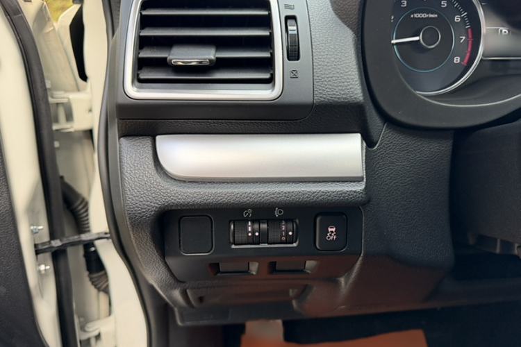 Used Subaru XV 2015 2.0i Elite Edition Interior 5