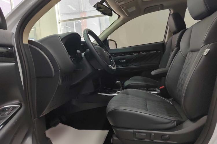 Used Subaru XV 2016 2.0i Comfort Navigation Edition Interior 4