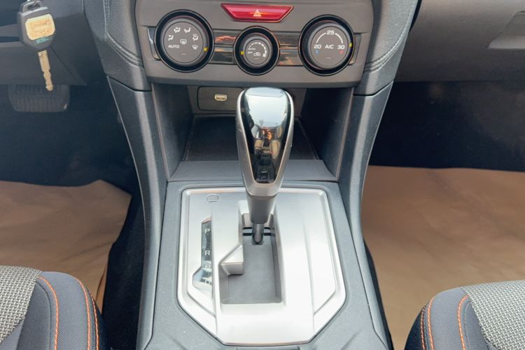 Used Subaru XV 2018 2.0i All-Wheel-Drive Elite Edition Gear Lever