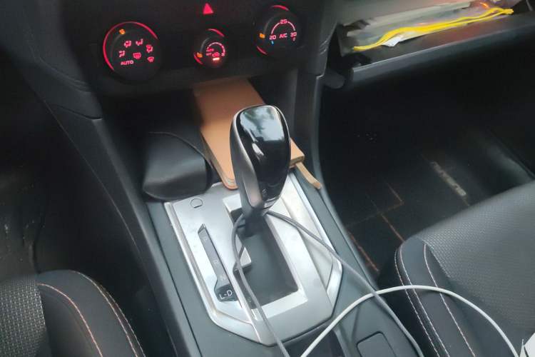 Used Subaru XV 2018 2.0i All-Wheel-Drive Elite Edition Gear Lever