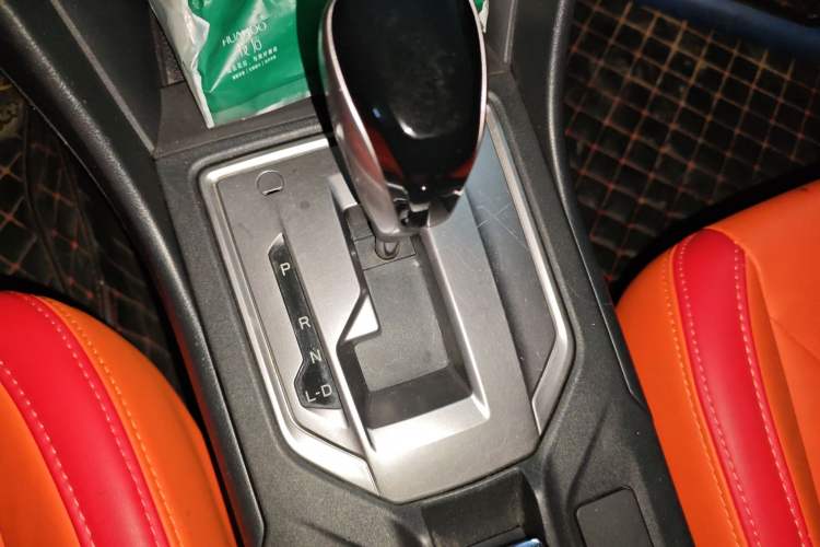 Used Subaru XV 2018 2.0i All-Wheel-Drive Elite Edition Gear Lever
