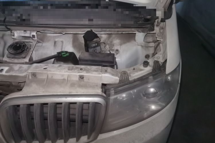 Used Sunlong DST 5 2021 All-Electric Van with 41.86 kWh Engine Bay Left