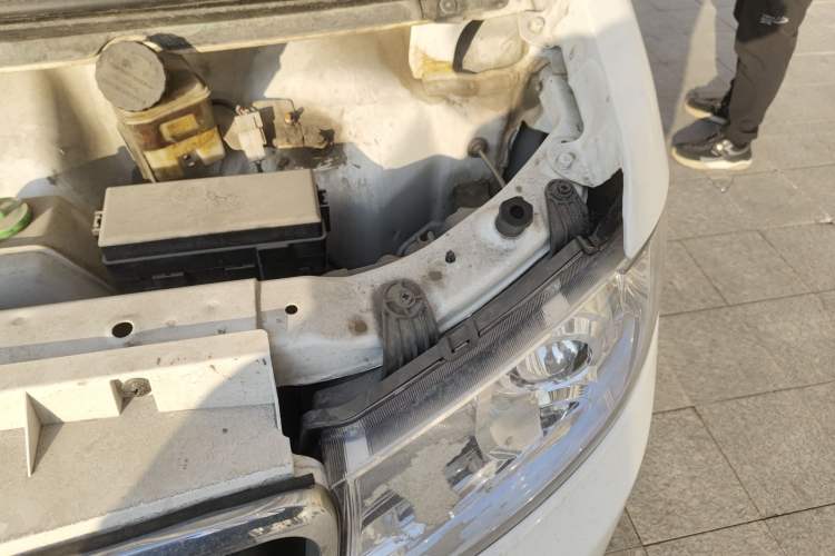 Used Sunlong DST 5 2021 All-Electric Van with 41.86 kWh Engine Bay Left