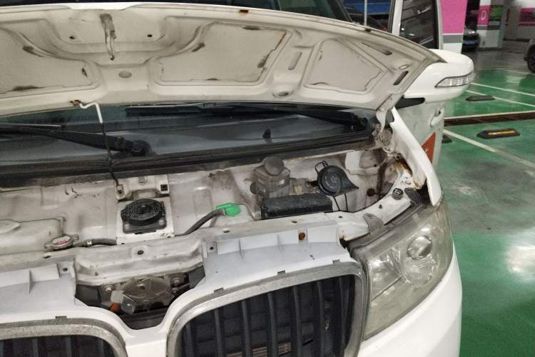 Used Sunlong DST 5 2021 All-Electric Van with 41.86 kWh Engine Bay Left