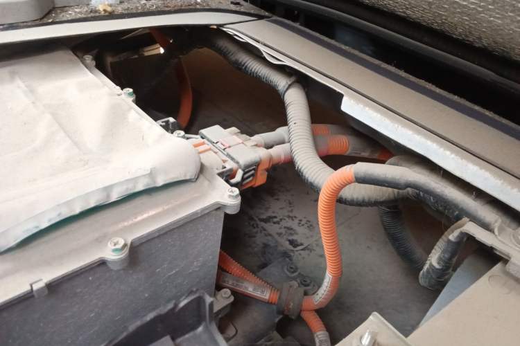 Used Sunlong DST 5 2021 All-Electric Van with 41.86 kWh Engine Bay Left