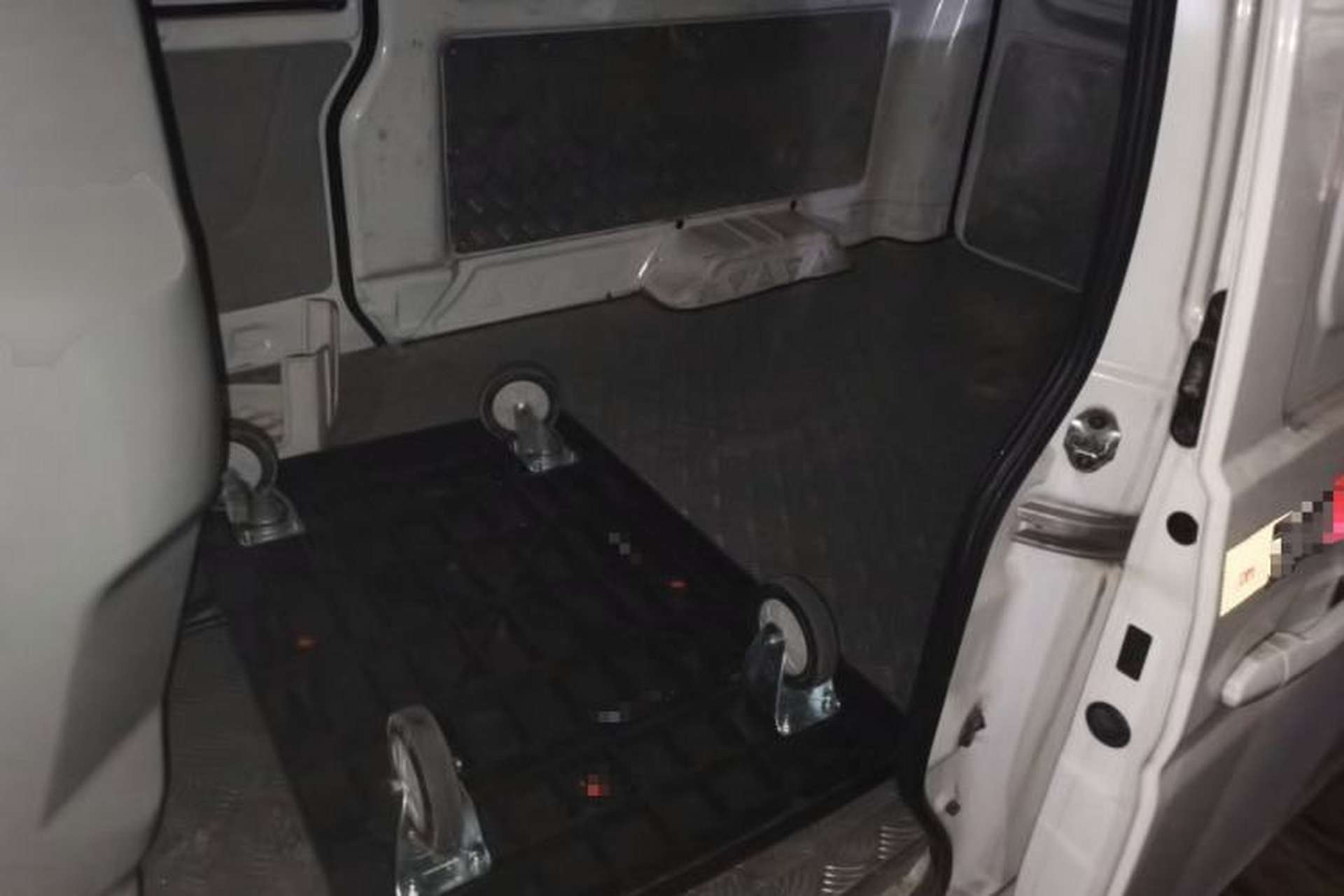 Used Sunlong DST 5 2021 All-Electric Van with 41.86 kWh Interior 4