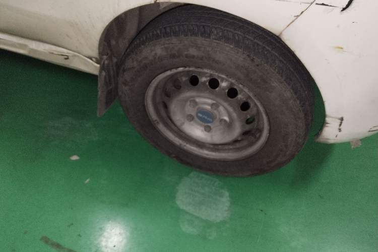 Used Sunlong DST 5 2021 All-Electric Van with 41.86 kWh Right Front Wheel Hub
